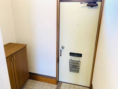 靴棚のある広々とした玄関