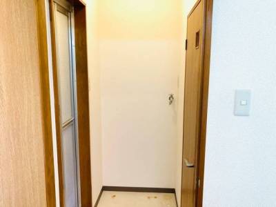 浴室脱衣所に洗濯機置場があります