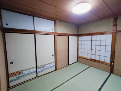 2Ｆバルコニーのある南側和室。窓は３か所あり、日当たり最高★