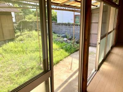 廊下から見える家庭菜園可能な専用庭です。