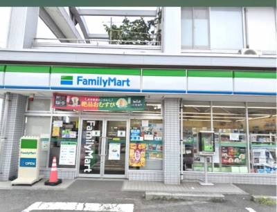 ファミリーマート：徒歩2分