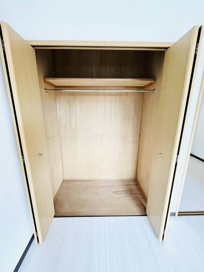 広々クローゼットはパイプハンガー付き♪