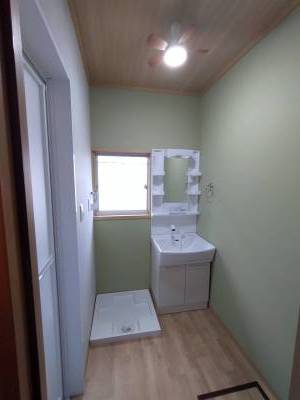 洗面所と洗濯機置き場も新品♪清潔な水回りで快適な生活を！