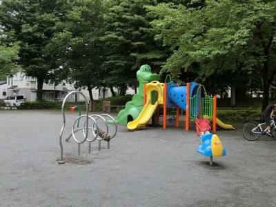道路を挟んだ向こう側は大井戸公園♪お子さんも楽しめる！