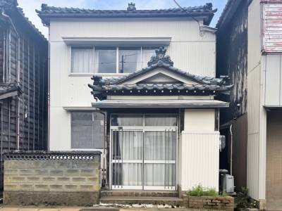 大通りに面した玄関