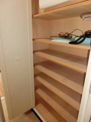 【シューズボックス】靴・小物をすっきり収納。折れ戸です。