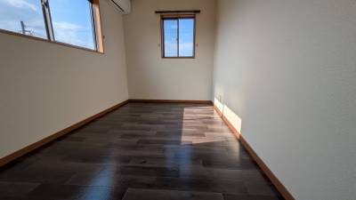 東側洋室4.4帖。広々収納付き。