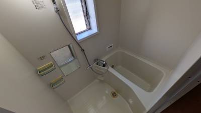 サーモスタット水栓付の浴室。