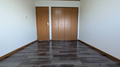 西側洋室5.0帖。広々収納付き。