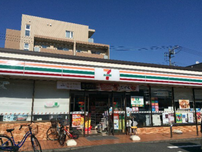 コンビニ　セブンイレブン 横浜釜利谷店まで595m