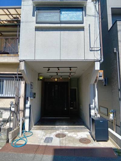 小型車の駐車が可能なガレージ付きです。