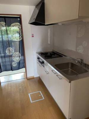 収納スペースの多い広々システムキッチン。同タイプ別室写真