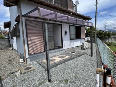 横の庭には屋根あり。BBQ可能。
