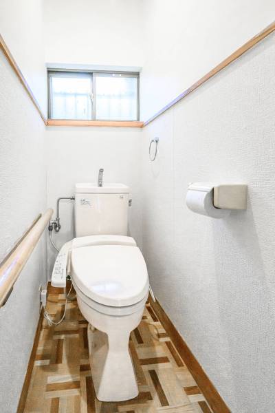 温水便座とウォシュレット付きのトイレになります。