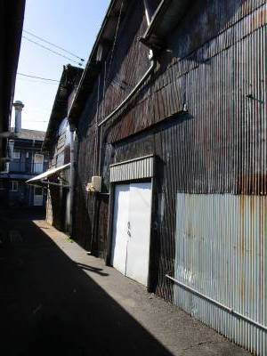 倉庫Kの入口を、北方面からのビューです。のこぎり屋根です。