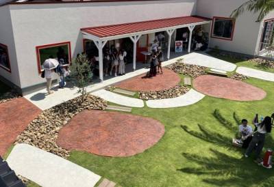 人気のTWR cafeまで徒歩5分。古着やリメイク品もあり。