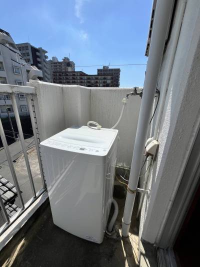 バルコニーには洗濯機がついています。屋根もあるので安心です。