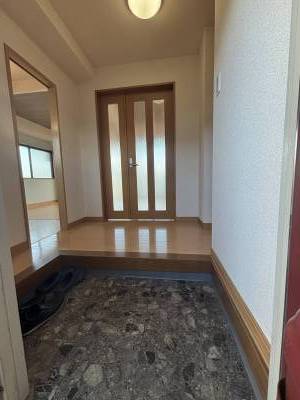 玄関はほどよい広さで部屋の中が見えないので安心