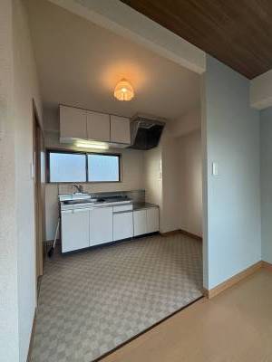 リビングダイニングからキッチンが出入りしやすく便利