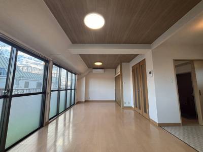 玄関からもキッチンからも出入りができて便利なLD