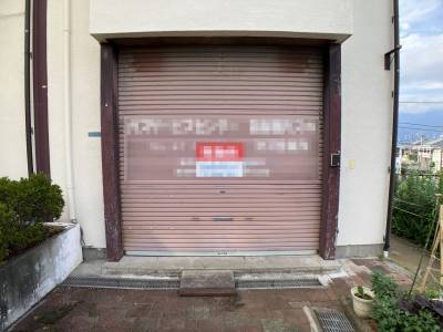 店舗のシャッター部分です。