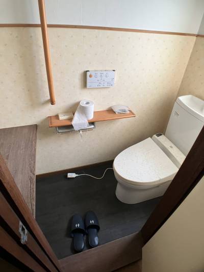 トイレです。温水洗浄付き便座です！