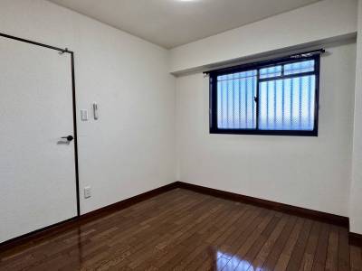 5帖洋室。大きな収納があります。