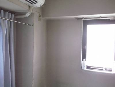 窓は二方向あるので部屋は明る目です。ゴミは処分済みです。