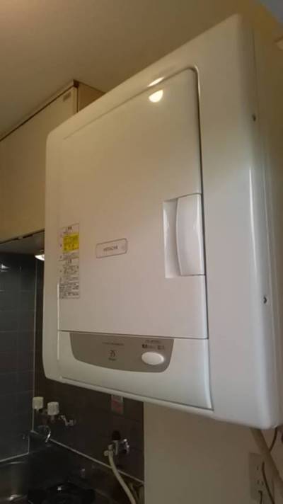 電気乾燥機あり
乾燥機の下が洗濯機置き場です