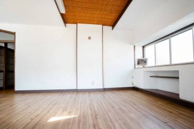 メイン玄関から入った部屋10畳です。