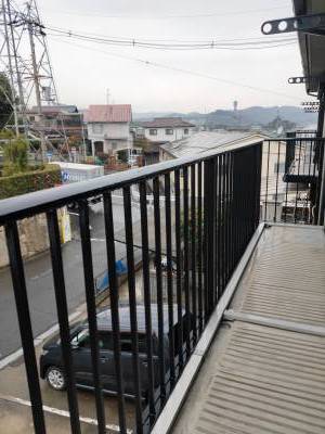 横長のベランダ、和室から段差なしなので布団干し楽々！