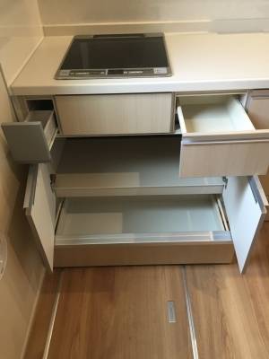 2口のIHコンロで収納たっぷりです。