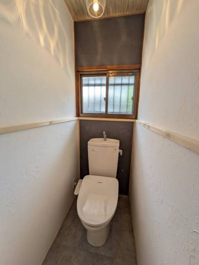 落ち着きのあるトイレ空間。照明がアクセントです