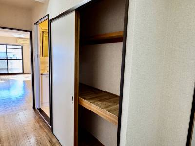 廊下にも大容量の収納があります。