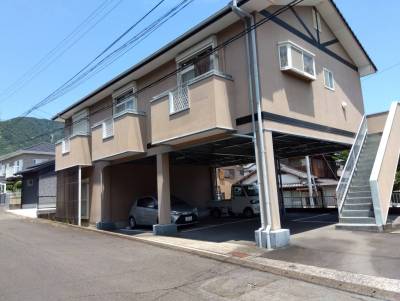 屋根付き駐輪場４台分あります！駐車場１台まで無料！