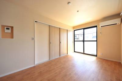 キッチンから見たリビング。インターホンモニターは左の飾り窓に