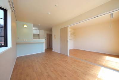 引き戸を解放すれば日当りのよいリビングです