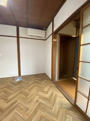 エアコン付きです、近くに収納もあり、荷物が多くても大丈夫。