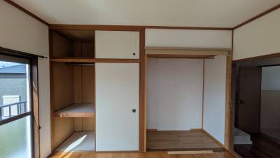 収納力たっぷりのハンガーパイプ付収納。