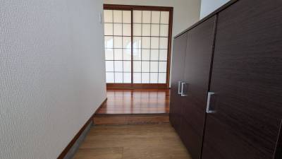 下足箱付の広々とした玄関。