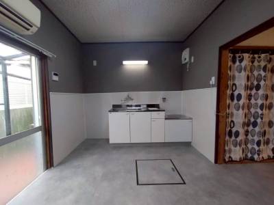 グレーとホワイトのツートンカラーのキッチン。