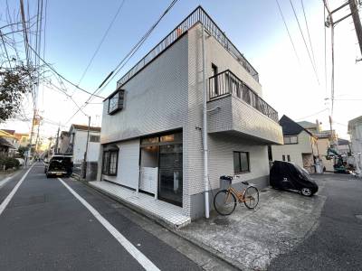 西側に駐車場があり、中型車までであれば停められます。