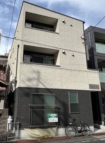 浄心駅徒歩3分。2026年1月現在、建物右手に建物建設中。