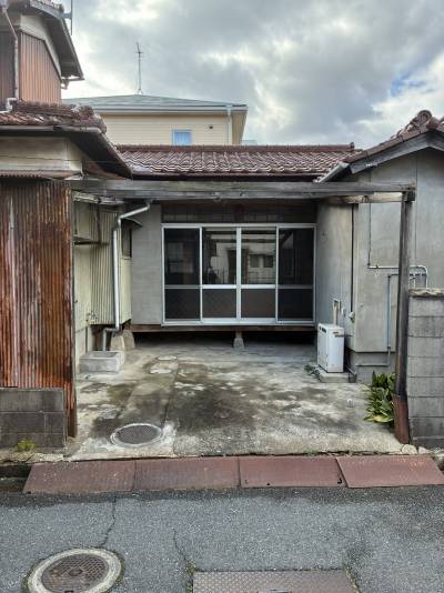 駐車スペースです。自転車もバイクも置けます。