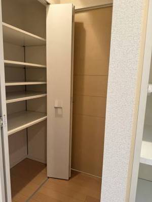 廊下にも、収納棚たくさん