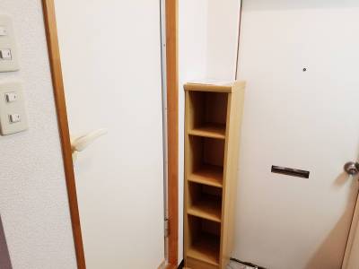 玄関にシューズボックスあり。