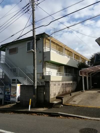１階がRCの駐車場で、その上に木造２階建のアパートです。
