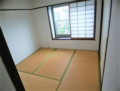 和４．５畳
奥行きのある出窓があり、落ち着いた空間。