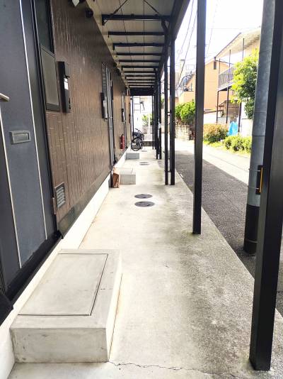 １階の玄関には屋根があるので、雨に濡れません♪