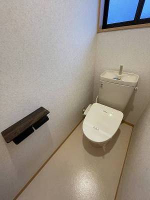 ウォッシュレット付き、スマホ置けるペーパーホルダー付き